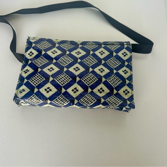 Vintage Blue Q Recycled Crossbody Medium Shoulder Bag Purse 2013 9 x 6 x 2” - Picture 4 of 11